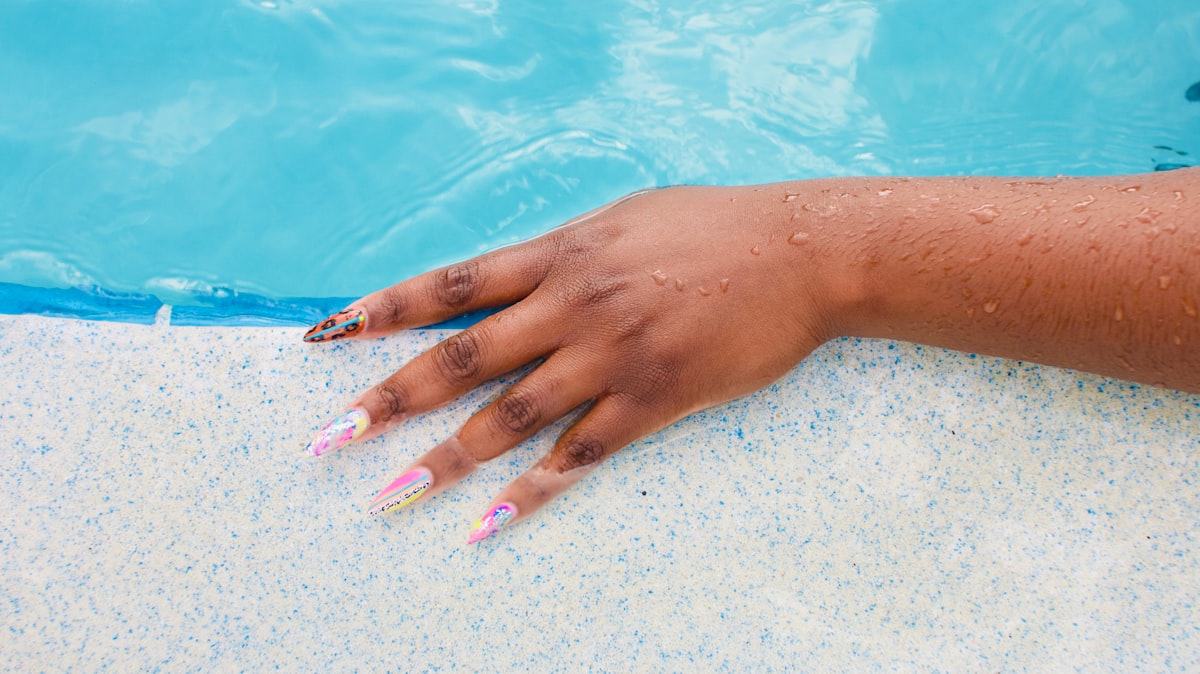 Zo blijven je nagels perfect de hele vakantie
