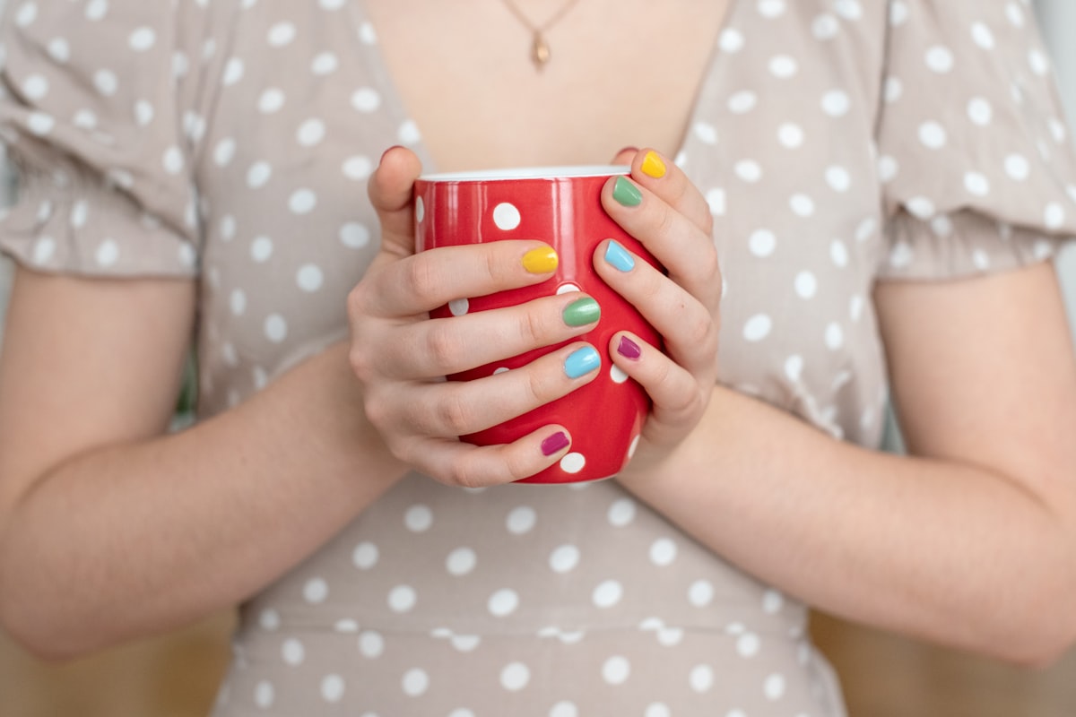 Polka dot nagels: de speelse trend van 2026