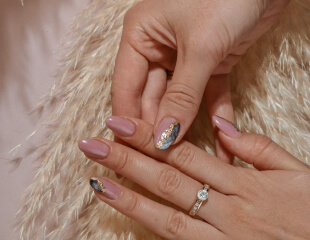 Nail art met glitterdetail door Edited Beauty Amsterdam