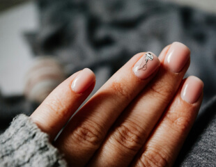 Lange natuurlijke BIAB-nagels in warme nude