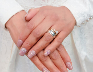 Verzorgde nude manicure met subtiele glans