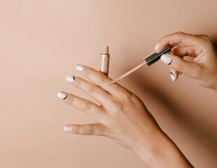Nagelstyliste brengt gellak aan in de studio
