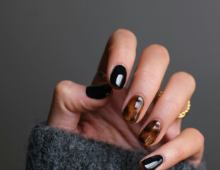 Chrome en zwarte nail art met gouden detail