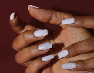 Zachte witte manicure op korte nagels