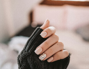 Manicure met handgeschilderd bloemdetail