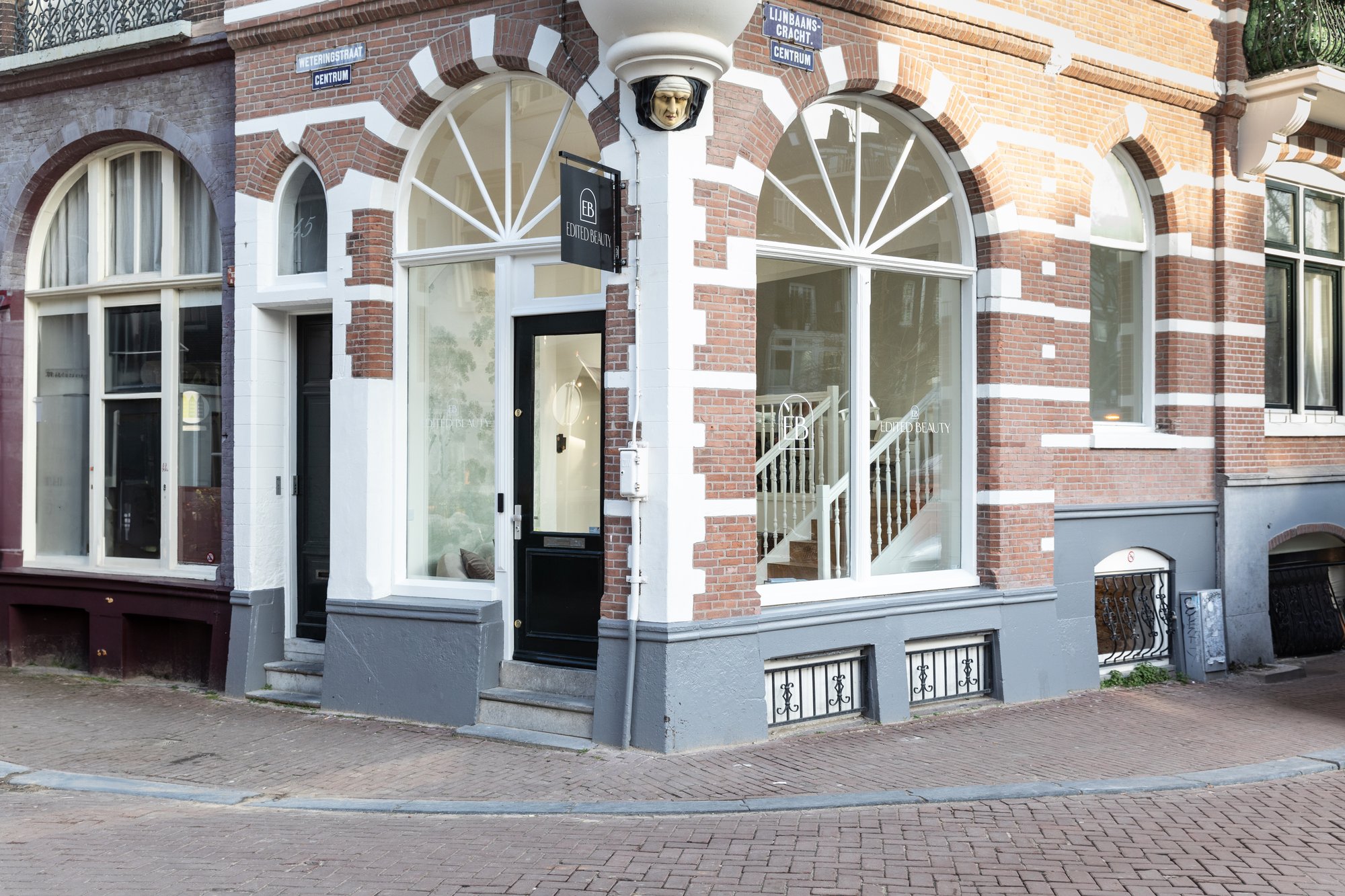 Nagelstyliste aan het werk in de Edited Beauty studio